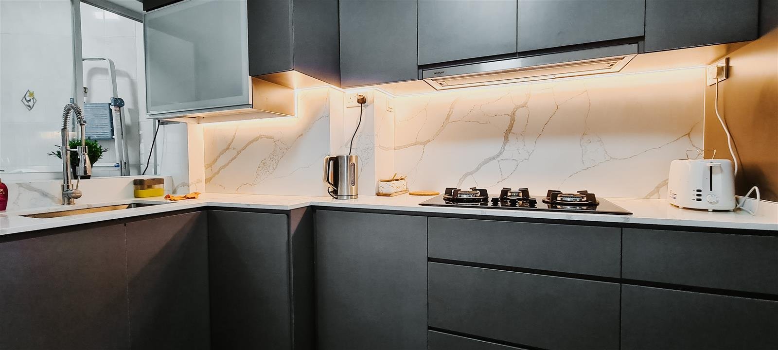 425 Jurong West Ave 1 - Streamlined kitchen cabinetry and extended counter