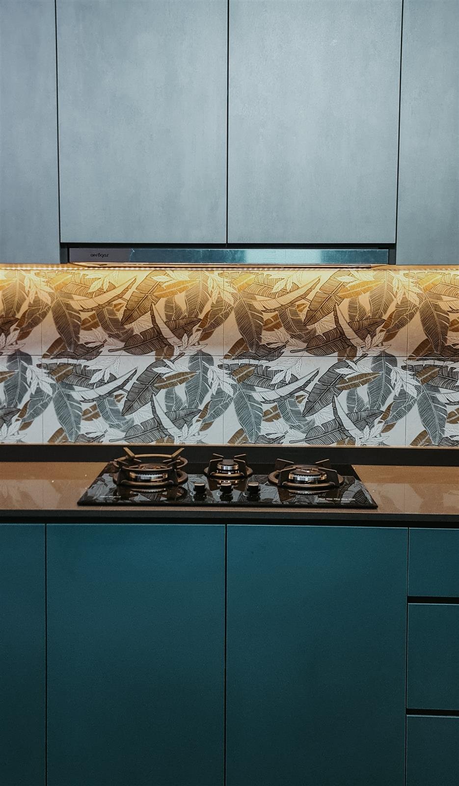 Karim & Feeza - Deep blue kitchen cabinetry with quartz worktop
